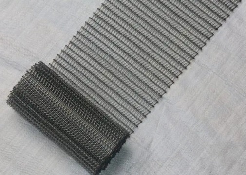 तेल प्रतिरोधी मेष कन्वेयर बेल्ट 304 स्टेनलेस स्टील संतुलित बुनाई