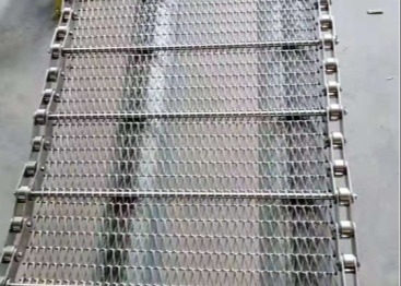 स्टेनलेस स्टील चेन मेष कन्वेयर बेल्ट उच्च शक्ति संक्षारण प्रतिरोध के लिए अंतिम समाधान